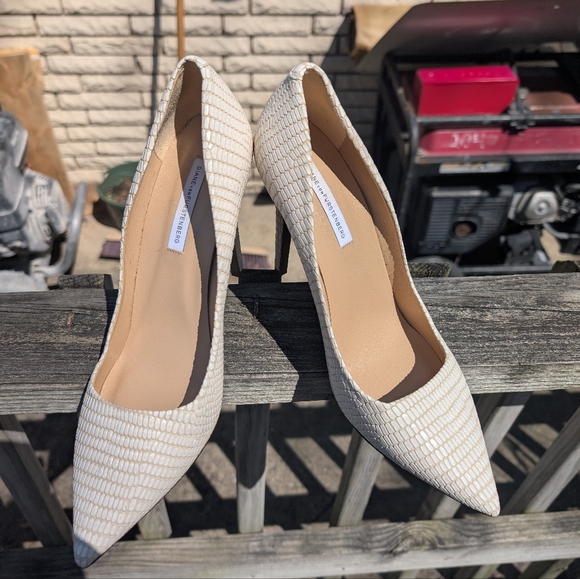 Diane Von Furstenberg White Bethany Lizard effect Leather Heels in Size 10 - Picture 4 of 6